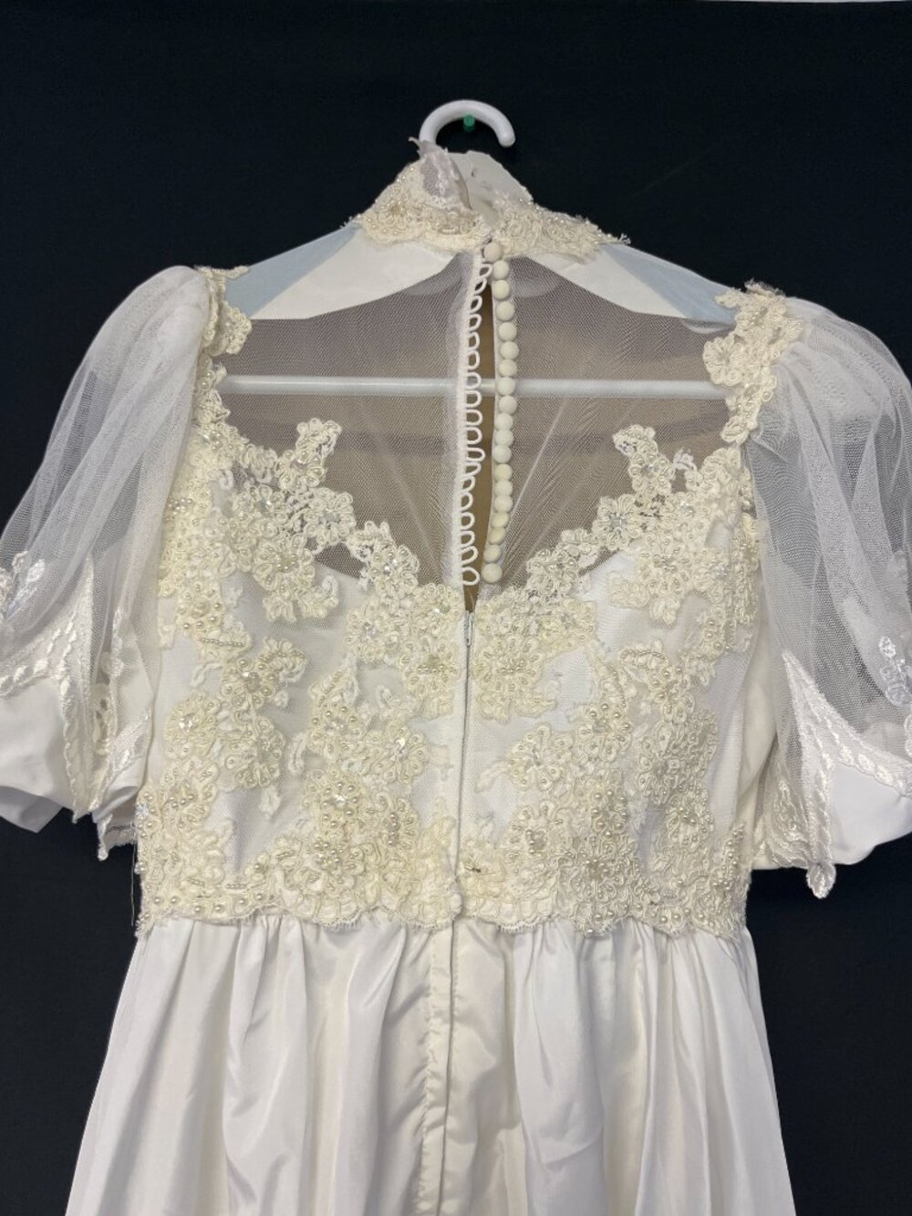 Vintage 1970's Wedding dress with long trail and floral beading - Picture 3 of 16